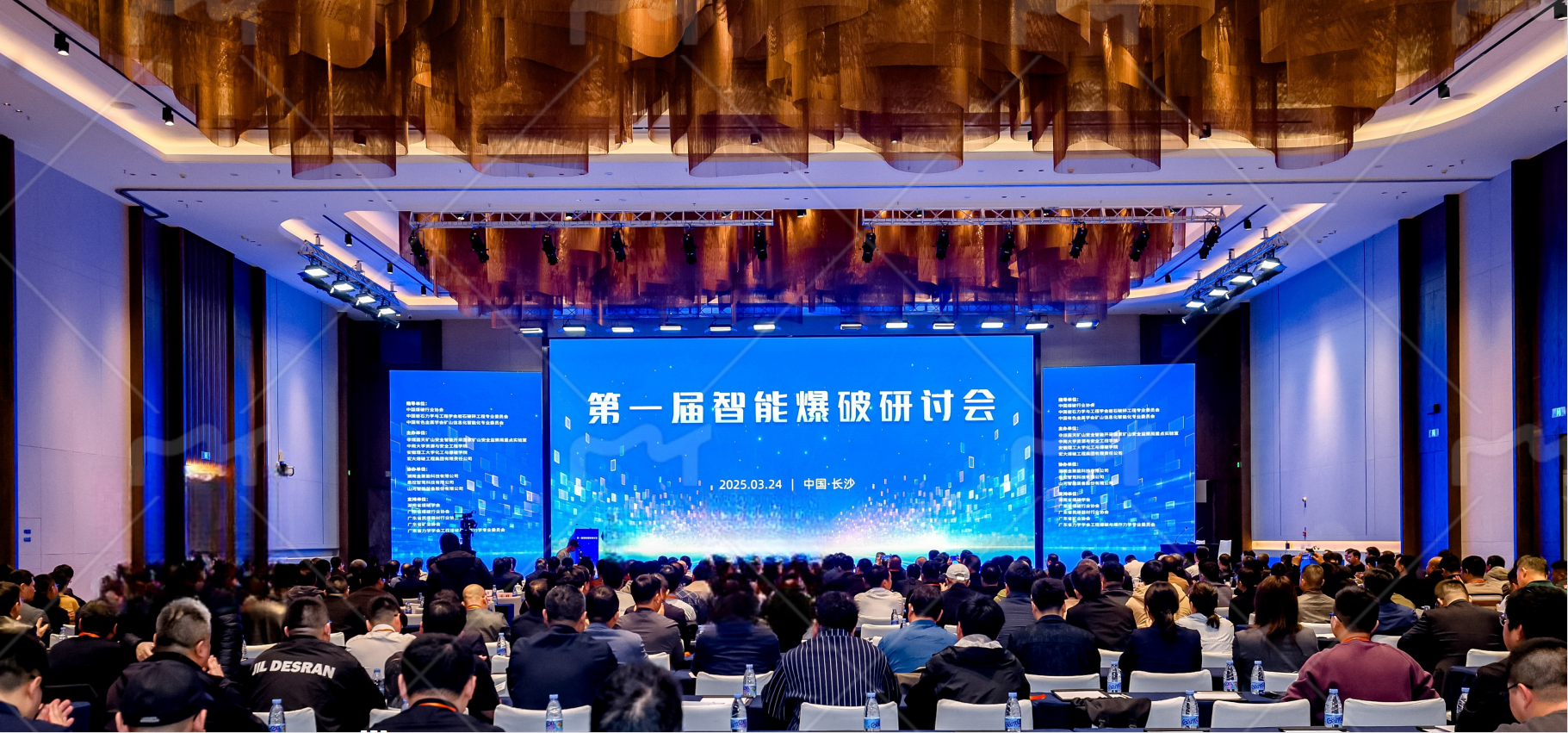 1742958195970753.png 会场.png