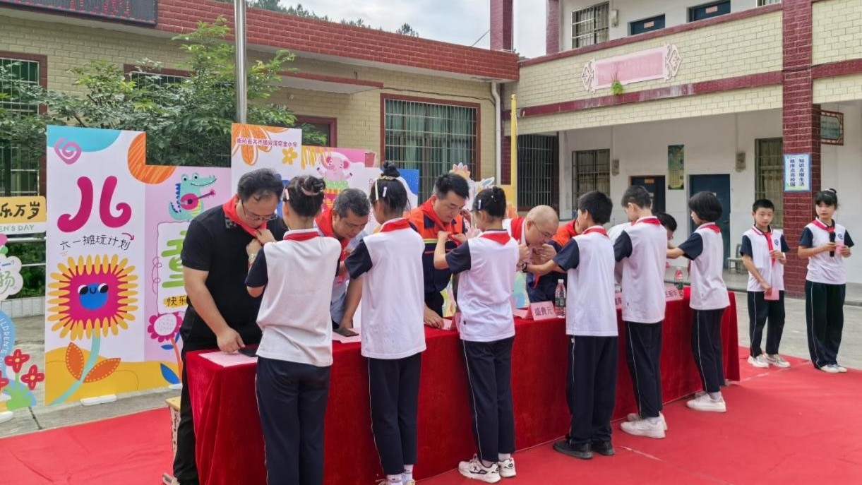 1755824213871135.jpg 宏大爆破衡阳项目部儿童节慰问活动.jpg