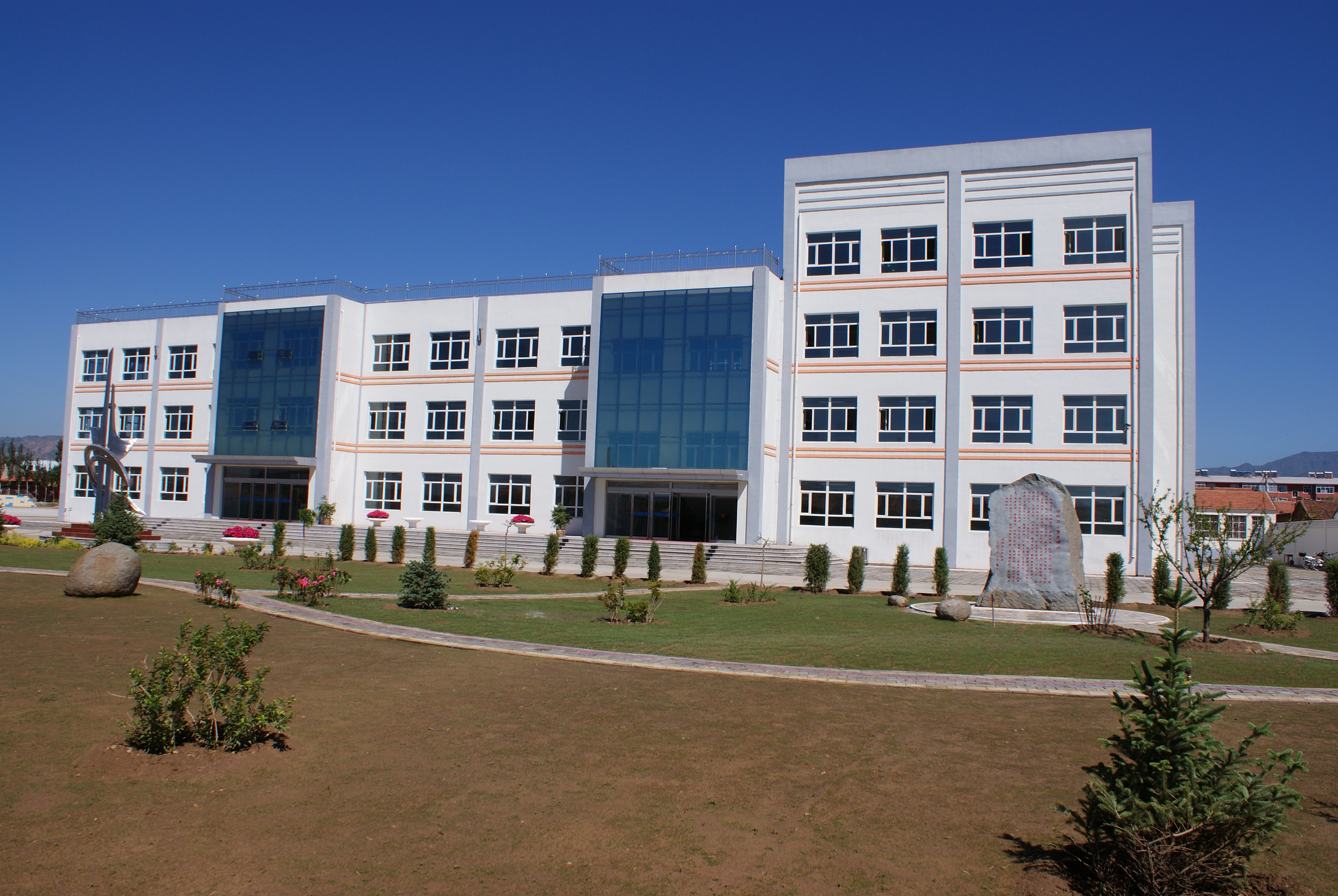 1758782110997907.jpg 日盛集团为乌兰察布市凉城县捐建的第二小学.jpg