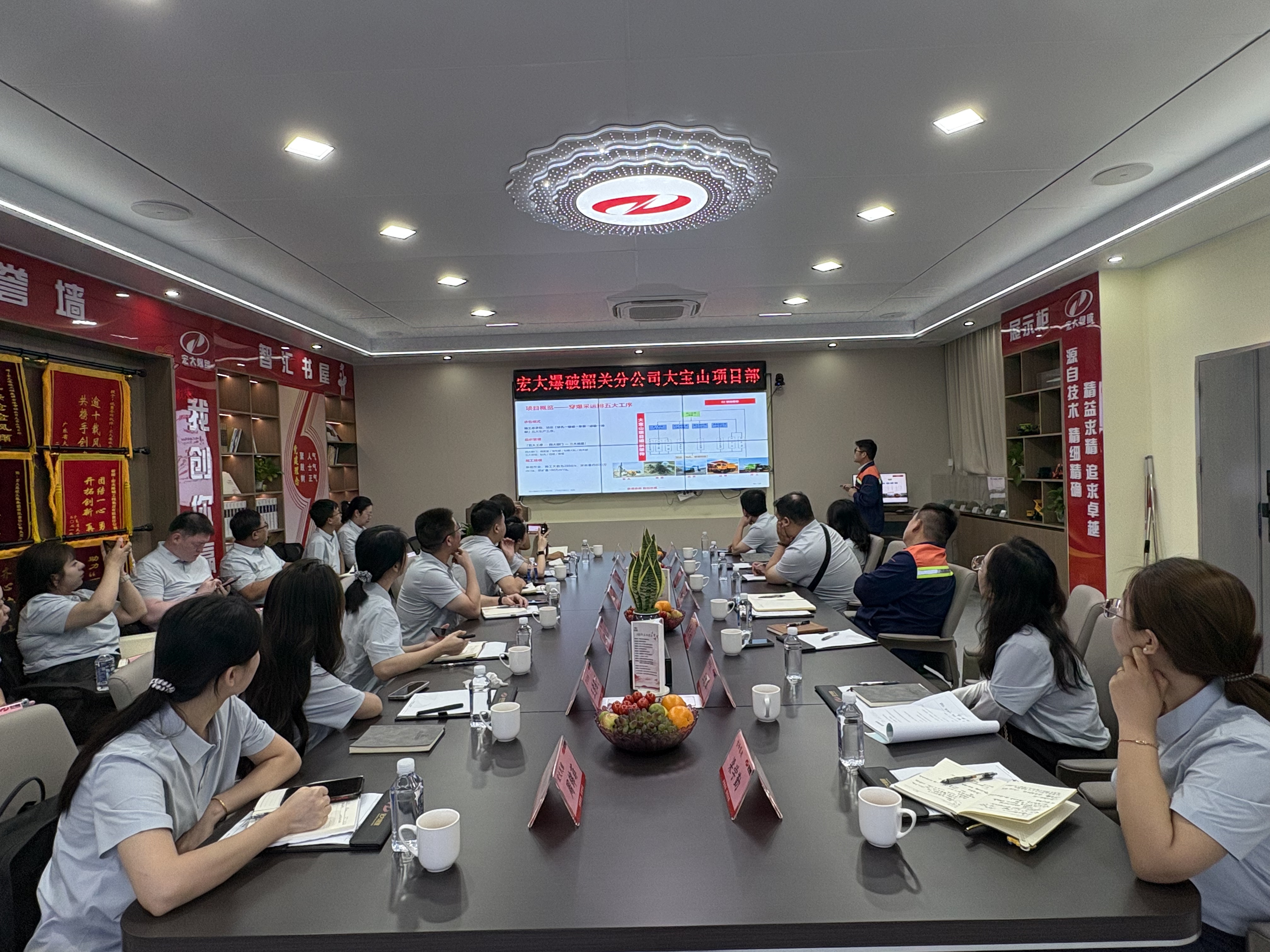 1788331482718990.jpg 20260820_文化万里行_项目总工程师黄东兴介绍大宝山情况.jpg