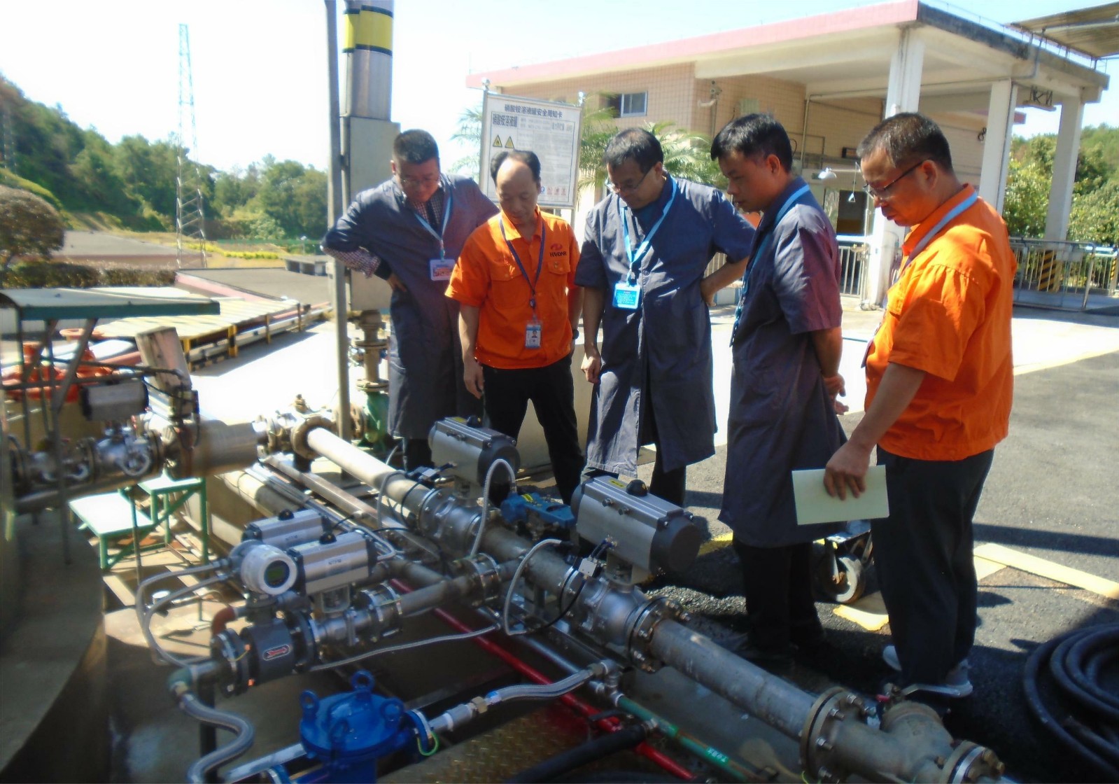 1669859038282933.jpg 图3 潘天洪现场工作图2.jpg