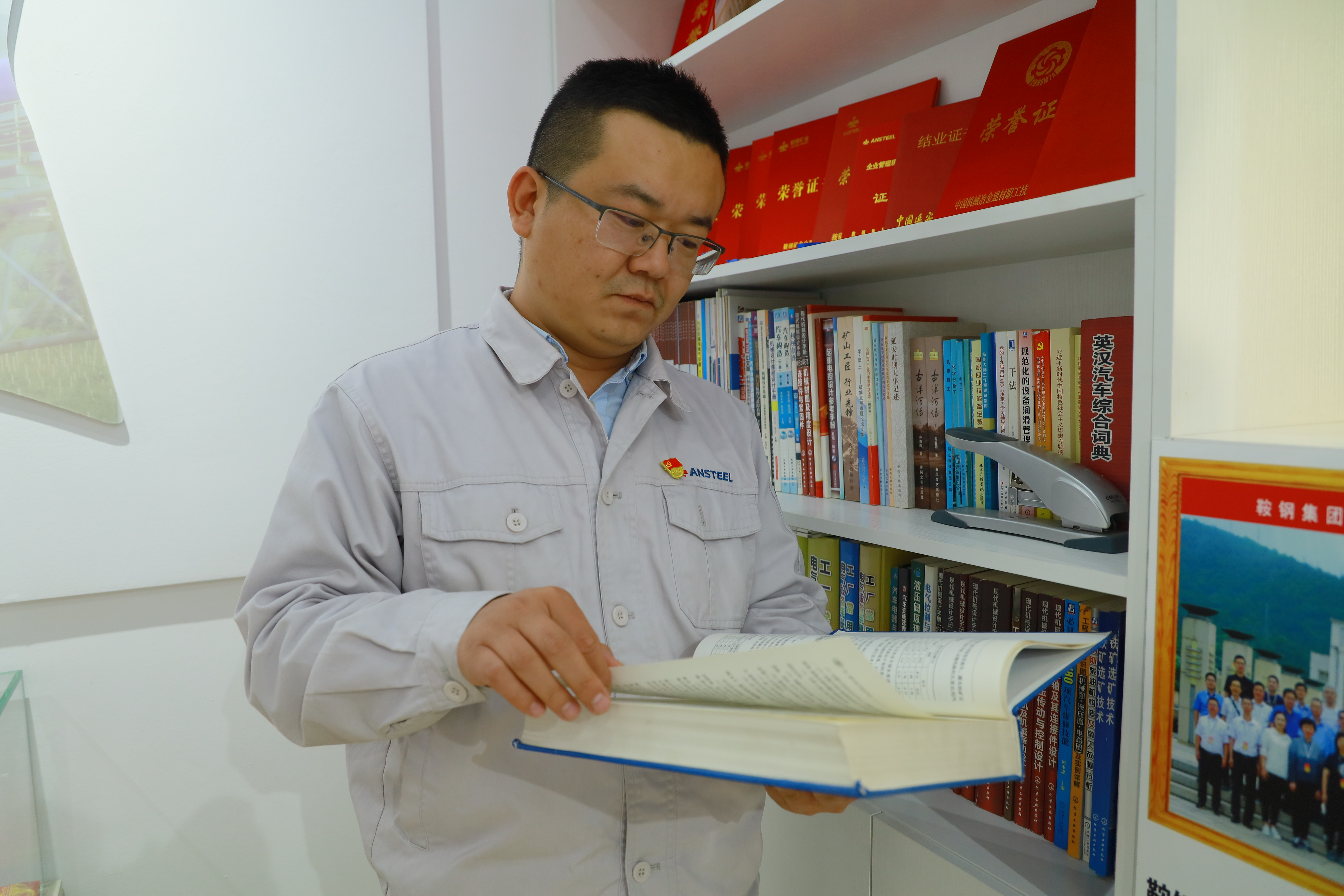 1720598374103254.jpg 1.配图闫大洋钻研专业知识.JPG